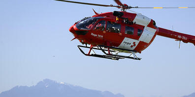Ein Helikopter der Rettungsflugwacht hat am Samstagabend in Sternenberg ZH einen bei einem Selbstunfall schwer verletzten Autofahrer in ein Spital geflogen. (Archivbild)