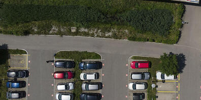 In Luzern soll geprüft werden, ob die Überdachung von Parkplätzen Pflicht werden soll. (Archivbild)