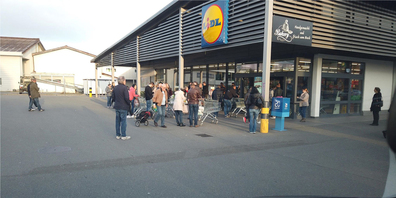 So wie beim Lidl in Altendorf bildeten sich kurzzeitig Schlangen vor der Türe. Einzelne Regale wurden leergekauft, aber gleich wieder aufgefüllt. Die Versorgungssicherheit ist jedenfalls zu jeder Zeit gewährleistet.