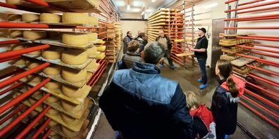 Käsermeister Joel Schirmer (ganz rechts) führte die Besucher in den Käsekeller im Schänner Ortsteil Maseltrangen.