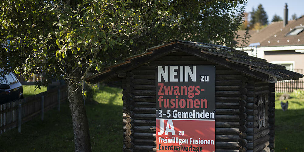 Ein Abstimmungsplakat in Stein AR wirbt für ein Nein zum Gegenvorschlag und ein Ja zur Eventualvorlage. Über die beiden Varianten wird am 26. November abgestimmt.