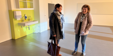 Mehrere Gruppenräume bieten zusätzlichen Platz, wie Schulpräsidentin Karin Jeber (links) einer Besucherin anlässlich der Einweihung erklärte.