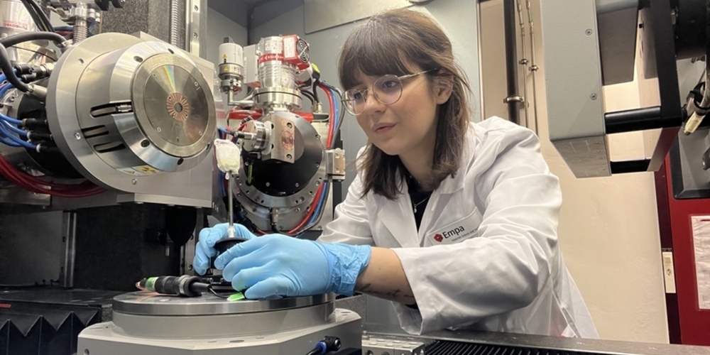 Empa-Forscherin Federica Orellana arbeitet mit einem Mikro-Computertomographen, um Meniskus-Gewebeproben zu analysieren.