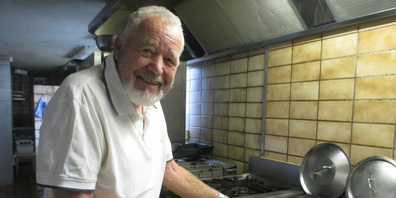 Berufsrekord: Seit 1958 und damit volle 65 Jahre lang wirkt Hanspeter Jüstrich als Koch, und seit 1971 übt er seine längst zur Berufung gewordene Tätigkeit im «Wilden Mann» in Walzenhausen aus.