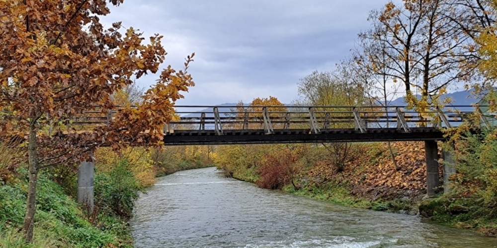Die rund 20-jährige Brücke Feinstanz über die Jona wird ab 27. November 2023 ersetzt. Dabei wird ein Pneukran eingesetzt.