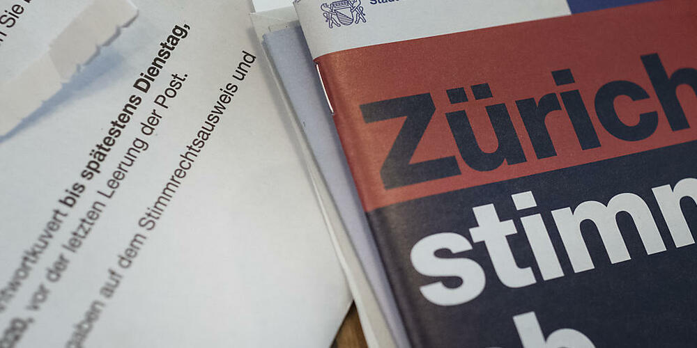 Die Informationen zu den städtischen Abstimmungen gelangen derzeit auf Papier zu den Zürcher Stimmberechtigten. (Archivbild)