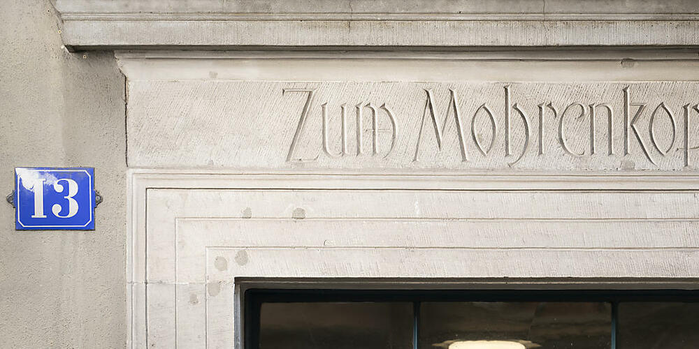 Die Stadt Zürich will die Inschrift «Zum Mohrenkopf» seit längerem entfernen. Dies führte im Stadtparlament erneut zu Diskussionen.