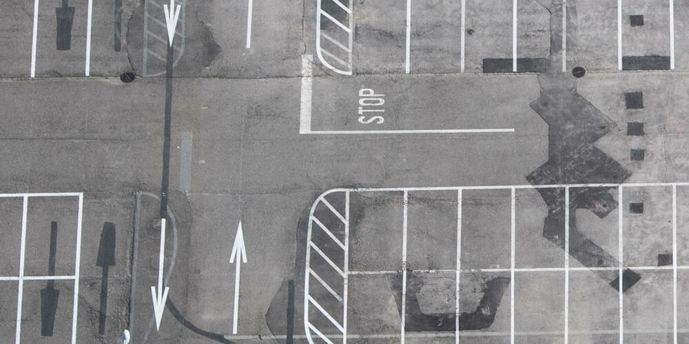 Die Stadt Zürich führt kein Verzeichnis der privaten Parkplätze ein. Der Gemeinderat lehnte ein Postulat der AL ab. (Symbolbild)