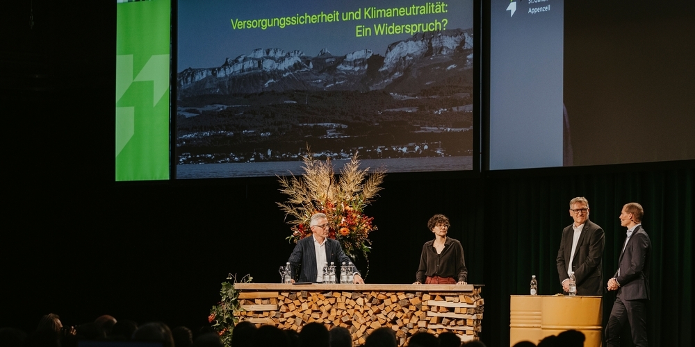 Podium zur Energieversorgung am Konjunkturforum: (v.l.n.r.) Markus Bänziger, IHK, Nadia Sieber, Siegmund Sieber AG, René Wagner, aluwag, und Martin Osterwalder, Osterwalder Gruppe.