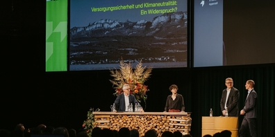 Podium zur Energieversorgung am Konjunkturforum: (v.l.n.r.) Markus Bänziger, IHK, Nadia Sieber, Siegmund Sieber AG, René Wagner, aluwag, und Martin Osterwalder, Osterwalder Gruppe.