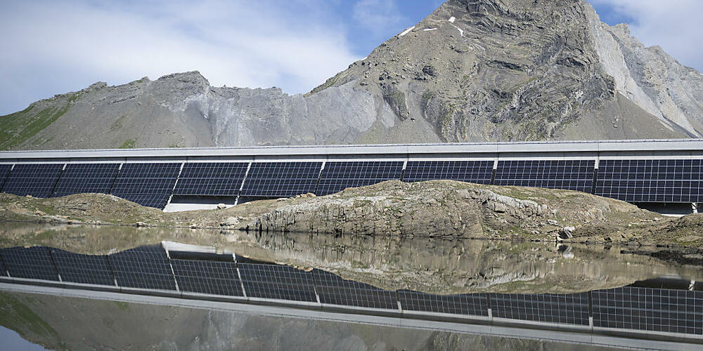 Die erste grosse alpine Solaranlage der Axpo wurde 2021 und 2022 auf der Muttsee Staumauer im Kanton Glarus erstellt. Nun soll das zweite Projekt in der Gemeinde Glarus Süd folgen. Für die Axpo wäre dies bereits die sechste alpine Solaranlage...