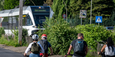 Die neu auch wochentags verkehrende S7 zwischen Lindau-Reutin und Romanshorn belebt das grenzenlose Freizeiterlebnis rund um den Bodensee. Unter anderem profitieren Fahrrad-Touristen vom ausgebauten Angebot.