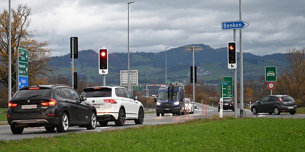 Kreuzung Speerstrasse/Autobahnzubringer in Reichenburg: Auf dem Zubringer sind Fahrbahnmarkierungen instand zu setzen. (Archivbild)
