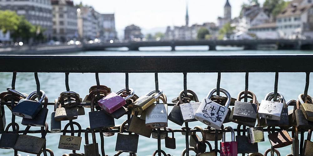 Der neue Mühlesteg über die Limmat wird am 8. Dezember für die Bevölkerung freigegeben. Auch an der sanierten Brücke dürfen «Liebesschlösschen» angehängt werden. (Archivbild)