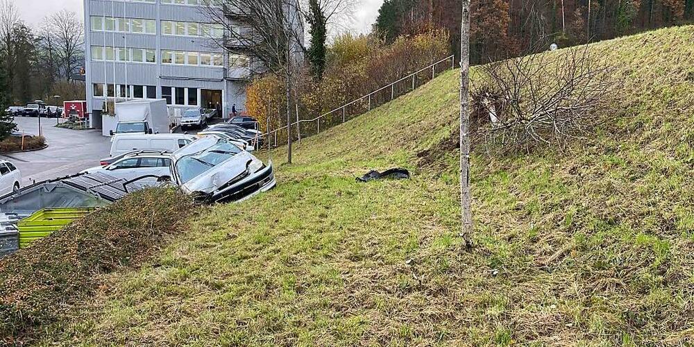 Das Auto prallte in einen Baum.