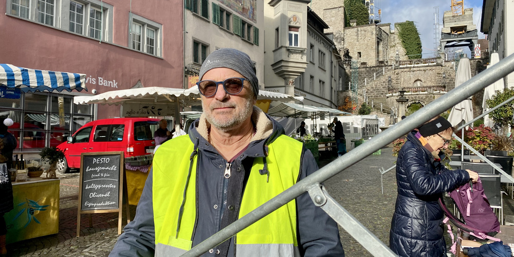 Marktchef Peter Steimer vor einem abgeräumten Marktstand