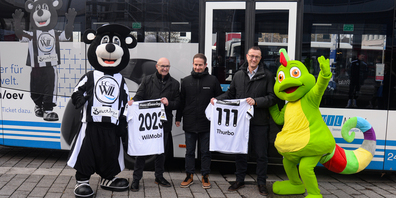 Hans Koller, Leiter Markt BUS Ostschweiz; Benjamin Fust, CEO FC Wil 1900 und Christian Baum- gartner, Leiter Markt Thurbo (von links) posieren mit den Maskottchen Willy und Thurbo vor dem Wil- Mobil-Bus mit brandneuer ÖV-Werbung. Spezialtrikots dürfen zur Feier der Partnerschaft nicht fehlen: 111 entspricht der Gesamtzahl an Zonen im OSTWIND-Gebiet. In diesen Zonen können Fussballfans mit gültigem Matchticket gratis per ÖV an die Heimspiele des FC Wil reisen.
