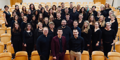 v.l.n.r. (vorderste Reihe): Dave Scheidegger (Dirigent), Joel Goldenberger (Musiker) und Noah Stritt (Projektleiter) mit dem Projekt-Chor 2023.
