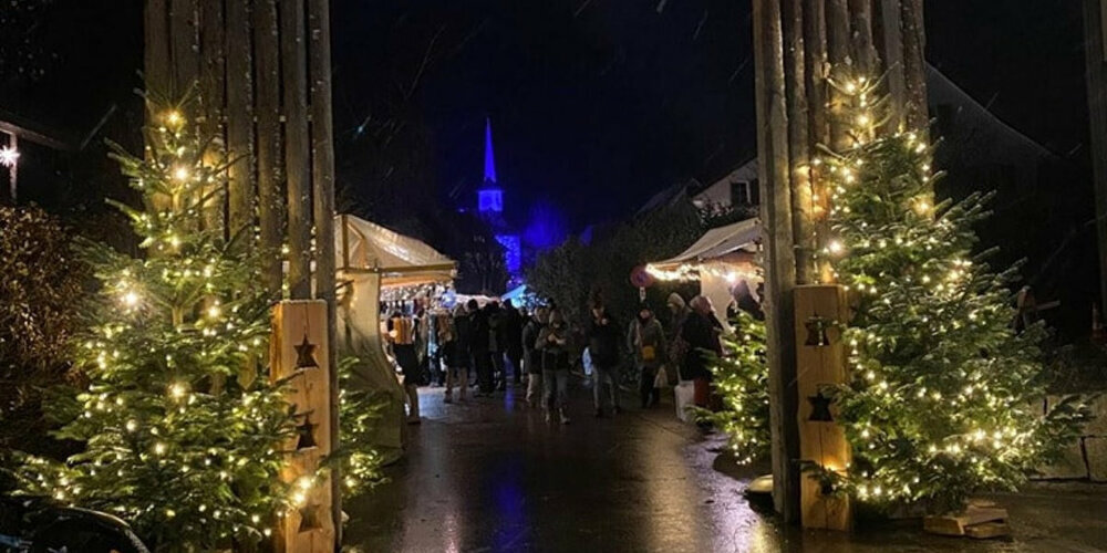 Damit die Besucher den Weihnachtsmarkt geniessen können, ist auch die Feuerwehr Wetzikon-Seegräben im Einsatz.