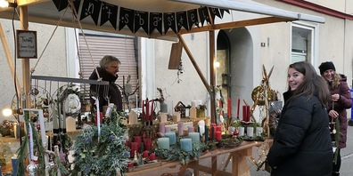 Die Stände am Sternmarkt waren weihnachtlich geschmückt