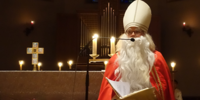 In der Stadtkirche erzählt der Samichlaus eine Geschichte.