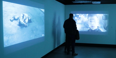 Im vom übrigen Ausstellungsraum abgetrennten Filmtheater war das Publikum konstant einer wahren Bilder- und Klangflut ausgeliefert, so dass sich beim Individuum schnell einmal die vom Künstler gewollte Reizüberflutung einstellte.