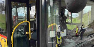 Die Frontscheibe des Postautos wurde beim Unfall beschädigt.
