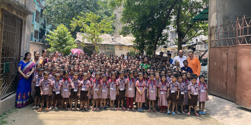 Aktuell unterstützt die St. Josef Schule in Kalkutta 228 Kinder und deren Familien. Mehrere tausend Kinder erhielten seit der Gründung vor 27 Jahren dank des privaten Hilfsprojektes die Möglichkeit, in unterschiedlichen Schulfächern unterrichtet zu werden.