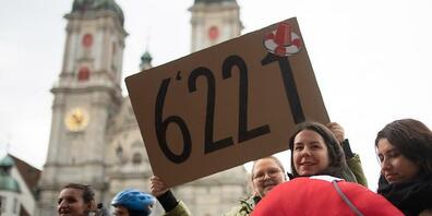 Rund 6'000 Personen haben die Petition gegen den Stellenabbau an den St.Galler Spitälern unterschrieben.