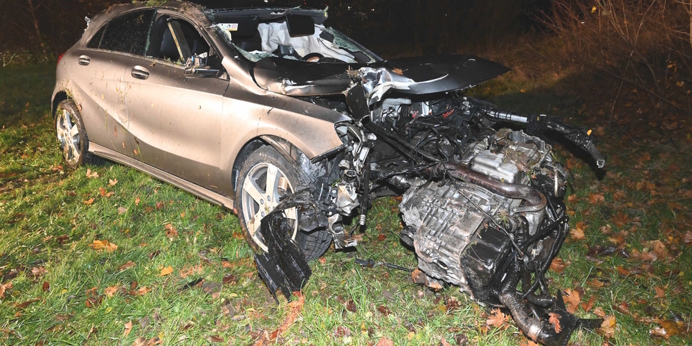 Der Lenker dieses Autos geriet zweimal aus unbekannten Gründen auf die Gegenfahrbahn, kollidierte mehrfach und landete in Wiesland.