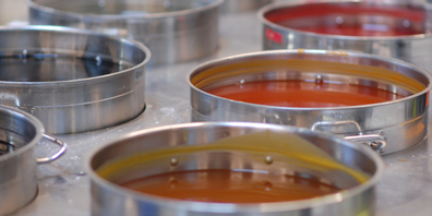 Für das Kerzenziehen in der Life Hall stehen den Besuchenden fünf Stationen mit 20 verschiedenen Farben zur Verfügung, um die kunterbunten Kerzen herzustellen.