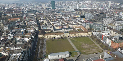 Für unbegleitete minderjährige Asylsuchende soll es auf dem Kasernenareal in Zürich zu wenig Platz gehabt haben. Der Regierungsrat weist die Vorwürfe in der Antwort auf eine Interpellation zurück. (Archivbild)