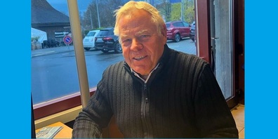 Roland Näf bei seiner Vertragsunterschrift. 