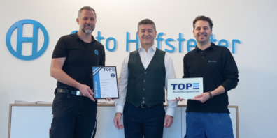 Marcel Thum, Leiter Lehrwerkstatt Polymechaniker (links), und Stephan Brändle, Berufsbildner Polymechaniker (rechts), überreichen Otto Hofstetter, Inhaber und CEO der Otto Hofstetter AG in Uznach, die Auszeichnung TOP-Ausbildungsbetrieb.