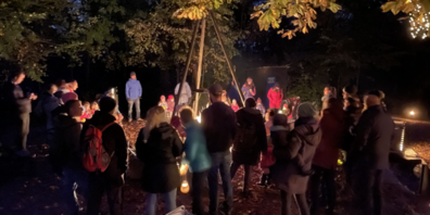 Nach dem Räbeliechtliumzug kamen alle am Feuer auf der Bochslen zusammen