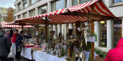 Am Tag der offenen Tür des Haus Sonnengartens boten Kreative ihre Handarbeiten auf dem Vorplatz feil.