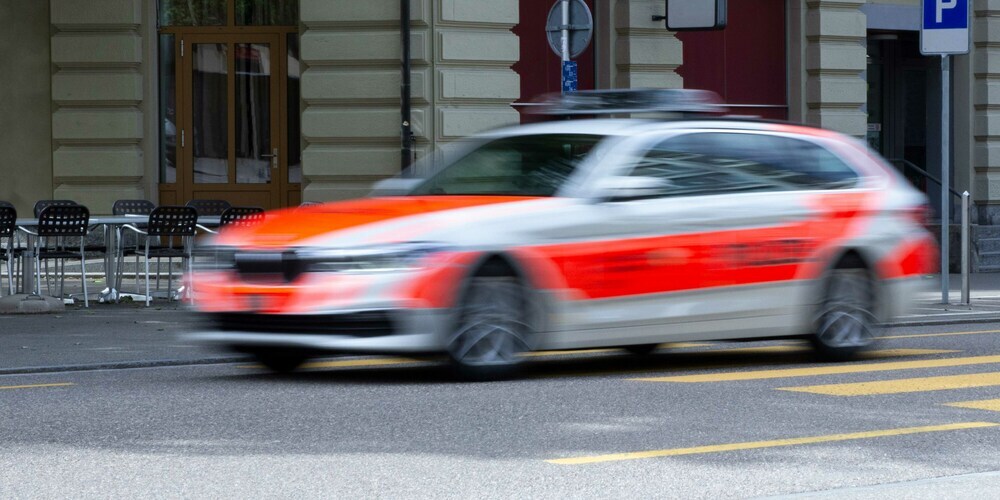 Die sofort eingeleitete Fahndung blieb bisher erfolglos. Die Polizei sucht Zeugen.