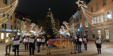 An der CSI-Mahnwache stehen Freiwillige für Menschen ein, die besonders um die Weihnachtszeit wegen ihres Glaubens bedroht werden (Symbolbild/Archivbild).