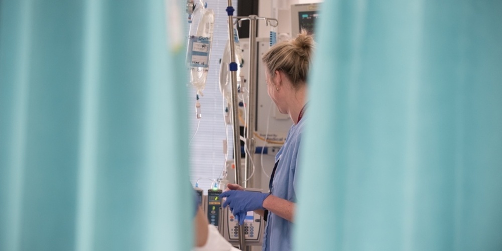 Empa-Forschende arbeiten an antimikrobiell-beschichteten Vorhängen, damit sich Keime im Spital nicht auf Textilien festsetzen können.