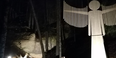 Grosse und kleine Engel säumen die Wege.