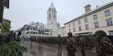 Abgabe der Bataillonsfahne (Standarte) am 28. November 2023 auf dem Kirchplatz.
