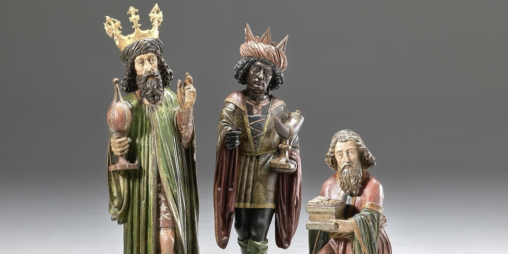 Im Mittelalter wird den drei Königen eine Herkunft und ein Alter verliehen. Bei der Krippe kniet der älteste. Der jüngste ist hier der Schwarze König. 