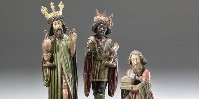 Im Mittelalter wird den drei Königen eine Herkunft und ein Alter verliehen. Bei der Krippe kniet der älteste. Der jüngste ist hier der Schwarze König. 