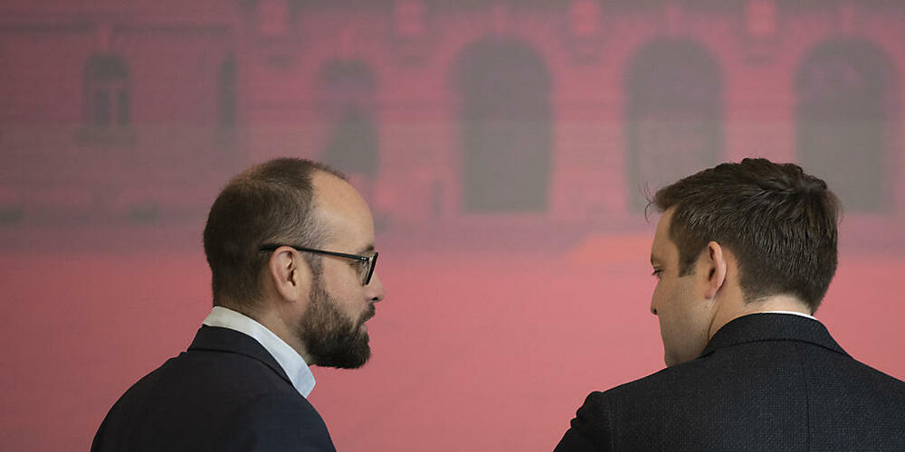 Graubündens SP-Präsident Andri Perl (links) und SP-Nationalrat Jon Pult am 14. Oktober an der kantonalen Nominationsversammlung Pults für die Bundesratswahlen. (Archivbild)
