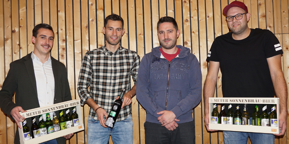 Das neue Vorstandsmitglied Kristian Kühn (Zweiter von rechts) verabschiedet Silvio Hungerbühler, Sascha Haltiner und Daniel Graf aus dem Organisationskomitee des Pokalturniers (von links).