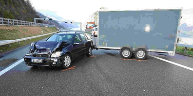 Blockiert: In folge des Unfalls mussten beide Fahrstreifen der Autobahn kurzzeitig gesperrt werden.
