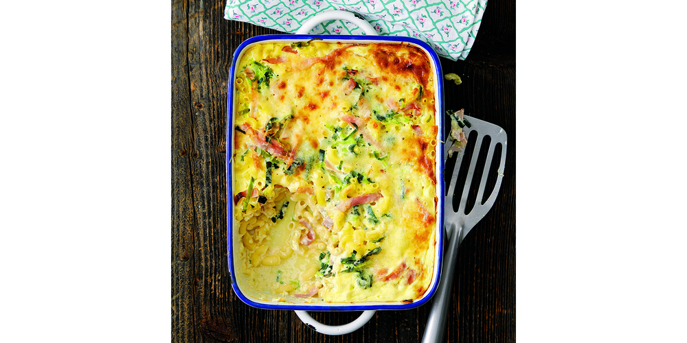 Hörnligratin mit Schinken ist bei Gross und Klein eine beliebte Mahlzeit.