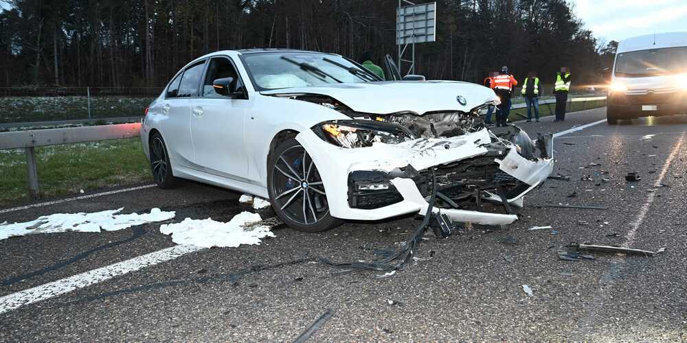 Aus unbekannten Gründen geriet er mit seinem Auto kontinuierlich nach links und prallte in die Mittelleitplanke.