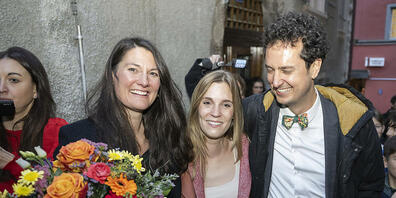 Die GLP-Spitze im Siegestaumel: Corina Gredig (Mitte) freut sich gemeinsam mit Co-Parteipräsident Nicola Forster über Tiana Angelina Mosers Einzug in den Ständerat.