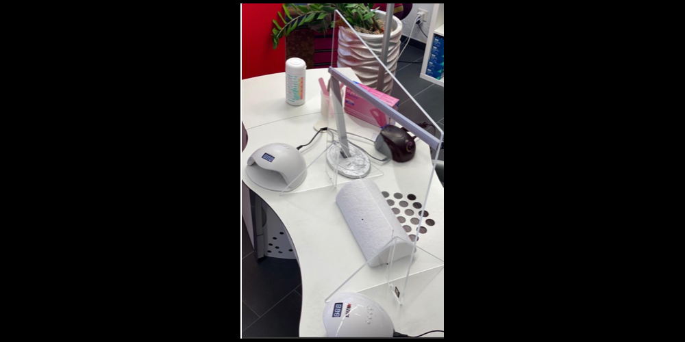 Auf diesem Foto von Nagelstudio-Betreiberin Sasha ­Mlakar ist die Plexiglasscheibe zu sehen, die als Schutzmassnahme gegen das Coronavirus in ihrem Geschäft aufgestellt wurde.